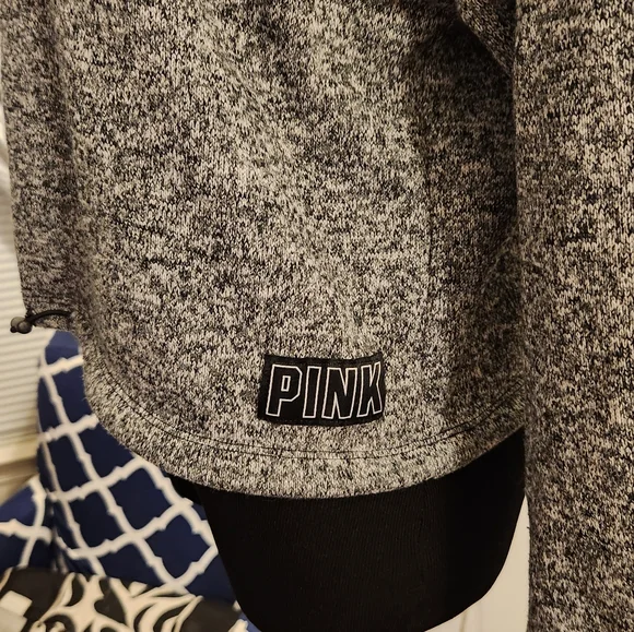 🔥 FINAL SALE PRICE 🔥  PINK BY VICTORIA SECRET CROPED HOODIE !! - Picture 3 of 6
